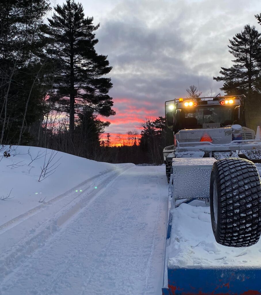Club info - Groomer grooming the trails